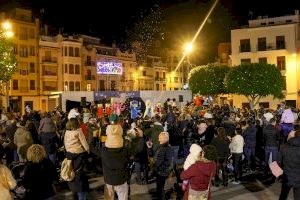 Los niños y niñas de Onda celebran su propia Nochevieja con juegos y música en el Raval de Sant Josep