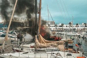 Un barco explota en el puerto de Alicante y arde por completo