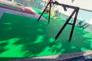 El Ayuntamiento de Alcalà-Alcossebre renueva el pavimento del patio de Infantil del CEIP La Mola