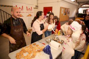 Borriana celebra amb èxit el taller infantil de Tortell de Reis en el Mercat Municipal