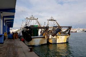 Solo 5 de los 201 barcos de arrastre de la Comunitat Valenciana salen a faenar en protesta por la reducción de días de pesca