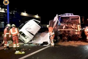 Una persona rescatada tras una brutal colisión entre un camión de reparto y otro de recogida de basuras en la A-3 en Quart de Poblet