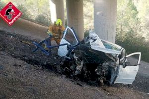 Un conductor se despeña desde un viaducto de la AP7 de 15 metros de altura en Gata de Gorgos