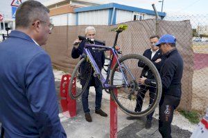 Burriana impulsa el cicloturisme amb la instal·lació d'un punt de càrrega per a bicicletes elèctriques