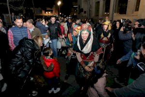 La Cabalgata de las Carteras Reales anticipa la ilusión de los pequeños ante la llegada de los Reyes Magos a Alicante