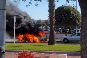 VÍDEO | Paorós incendi a Borriana en cremar un cotxe en ple carrer