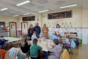 Davinia Bono acompañada del alcalde de Utiel, visita la Escuela de Navidad y las zonas afectadas por la DANA