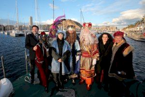 Más de 1.300 personas y 24 carrozas escenifican este domingo la llegada de los Reyes Magos a Alicante