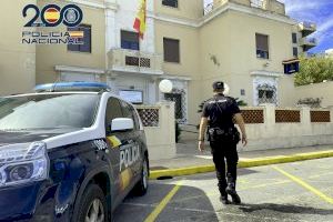 La Policía Nacional detiene a dos varones en Denia que acababan de perpetrar un robo en un bar