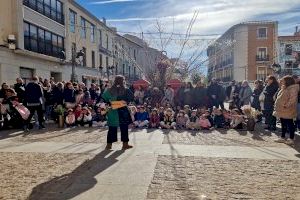 La Plaza de Arriba acoge hoy y mañana el Campamento Real en el que se alojarán los Reyes Magos tras su llegada a Elda