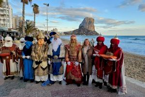 Los Reyes Magos de Oriente visitan Calp para repartir regalos e ilusión