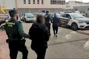 Detenida una pareja en Torrevieja por la comisión de robos con violencia mediante el método del “Tirón”