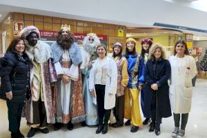 Los Reyes Magos de Oriente llegan a Orihuela y realizan su primera parada en el Hospital Vega Baja