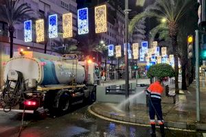 Alicante activa el dispositivo especial de limpieza para el desfile de las Carteras Reales y la Cabalgata de los Reyes Magos