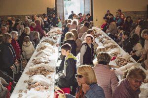 Gran participació en l’embolicà  de les coquetes de Sant Antoni