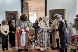 El alcalde de Orihuela entrega a los Reyes Magos las llaves de la ciudad para dejar sus regalos en todos los hogares