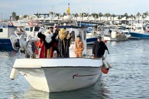 Los Reyes Magos llegan en barco a Santa Pola para repartir sus regalos