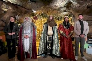 Los Reyes Magos llevan a la Vall d'Uixó por les Coves de Sant Josep