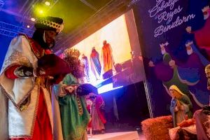 Benidorm vibra con la Gran Cabalgata: miles de personas arropan a los Reyes Magos en una noche mágica