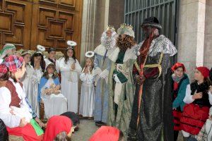 Los Reyes Magos llegan a Nules ante la mirada de ilusión de centenares de niños