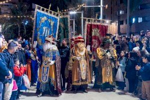 Los Reyes Magos protagonizan la Cabalgata Real sobre sus camellos y llenan de ilusión la noche más mágica del año en Villajoyosa