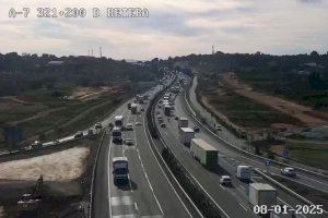 Alerta en la A-7: accidente provoca congestión de vehículos en el tramo de Paterna hacia Alicante