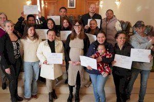 Paula Soler lliura els diplomes d’una nova edició de l’Escola d’Acollida d’Ontinyent