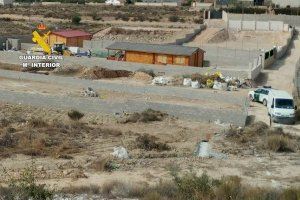 Desmantelan en Alicante un entramado de parcelas ilegales en una zona protegida e inundable con contratación ilegal de extranjeros