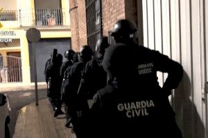 Cuchillos, pistolas y cocaína: espectacular registro de la Guardia Civil destapa una red de narcotráfico y violencia en Turís y Valencia