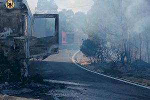 El poniente espolea dos incendios forestales en Macastre y Sollana