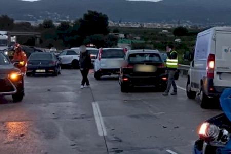 La tormenta colapsa la AP7 en Gandia por un accidente