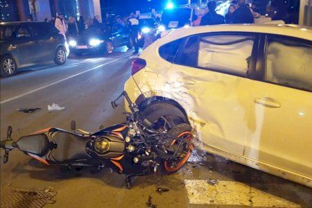 Grave accidente en pleno centro de Alcoy: impactante choque entre una motocicleta y un vehículo