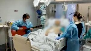 VIDEO | Así anima un hijo a su padre ingresado en la UCI del hospital de Castellón