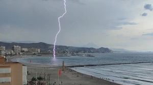 L'impressionant raig que ha caigut en una platja del Campello