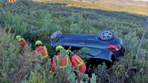 Los bomberos rescatan a dos personas accidentadas en Yátova