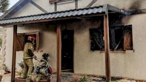 Un incendio calcina una casa de madera en Xixona