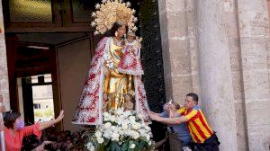 Emoció en el tradicional trasllat de la Mare de Déu dels Desamparats