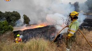 Medios terrestres y aéreos luchan contra el incendio forestal de Calles