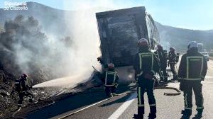 Un camión arde en llamas en mitad de la AP-7 en Santa Magdalena de Pulpis