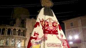 Pedida de mano en la Ofrenda a la Mare de Déu en València