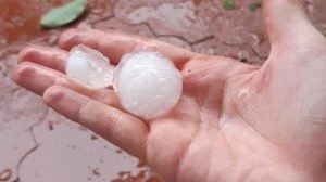 VIDEO | Una impresionante granizada rompe lunas de coches y causa innumerables daños en Valencia