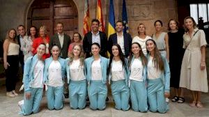 Carlos Mazón aclara la falsa polémica por la foto con las gimnastas arrodilladas: “Nos tendríamos que agachar nosotros”