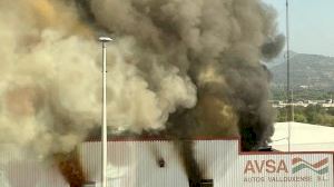 Declarado un incendio en la base de la empresa de autobuses de la Vall d'Uixó