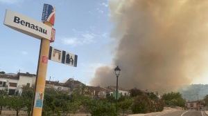 El calor espolea un incendio forestal en Benasau (Alicante)