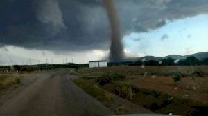 Un insólito tornado y piedras de granizo barren la provincia de Castellón