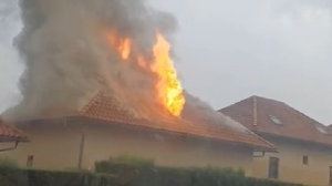 Un llamp impacta sobre una casa i el foc la devora a La Vall d'Uixó