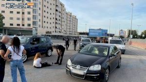 Cacen 'in fraganti' a un agressor masclista ficant a colps a la seua parella en un cotxe a Alacant