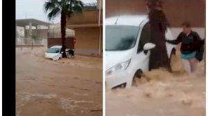 Moments de tensió i angoixa per una dona a punt de ser arrossegada per una gran riuada a Llombai (València)