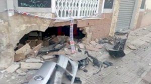 Un impactante accidente en una avenida de Almassora deja destrozos en un local