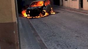 Un vehículo se prende fuego en plena calle en Vila-real